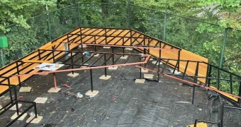 De kampvuurplaats in aanbouw